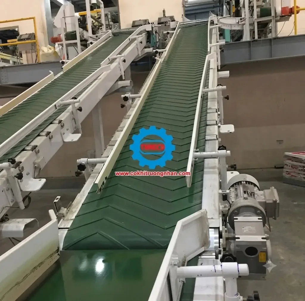 Băng tải PVC lắp đặt tại nhà xưởng